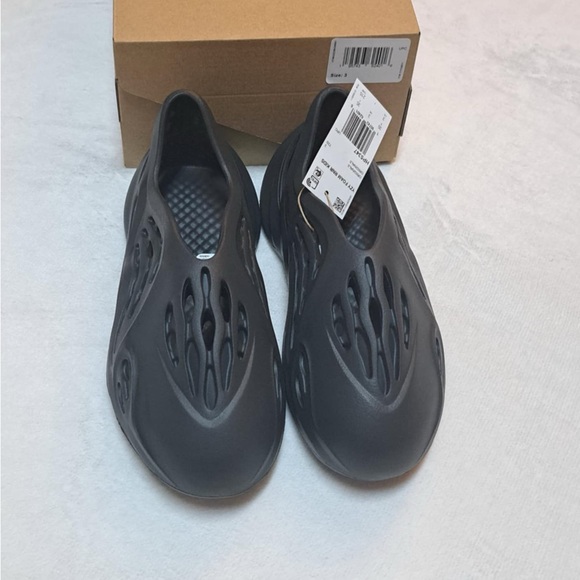 Yeezy Foam Runner (Adidas) Black Onyx - Kids Size 3 - Picture 2 of 8